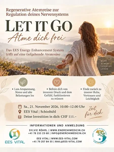 Plakat der Atemreise «Let it Go – Atme dich frei» mit einer Frau am Strand im Abendlicht.