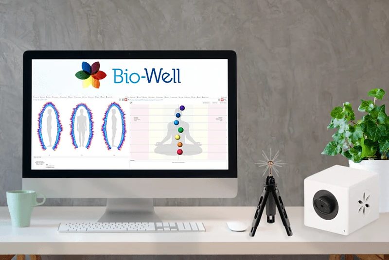 Ein Bildschirm zeigt farbige Auswertungen der Bio-Well-Kamera, daneben das Messgerät.